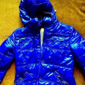 Blue puffer jacket. Slim fit.